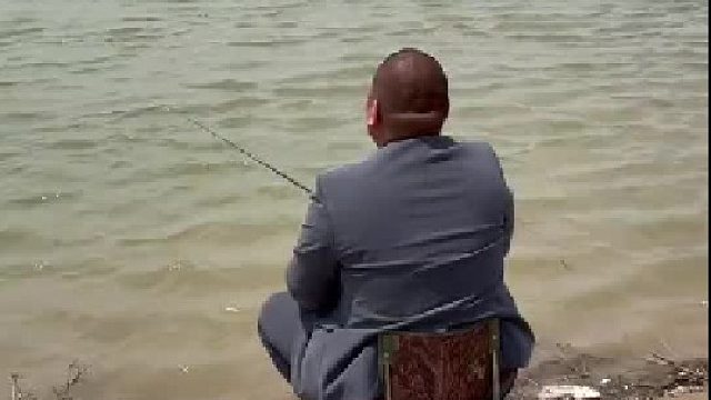 他不是钓鱼，而是在掷法！
