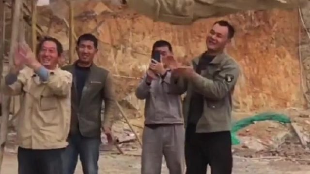 工作之余给工友们带来开心