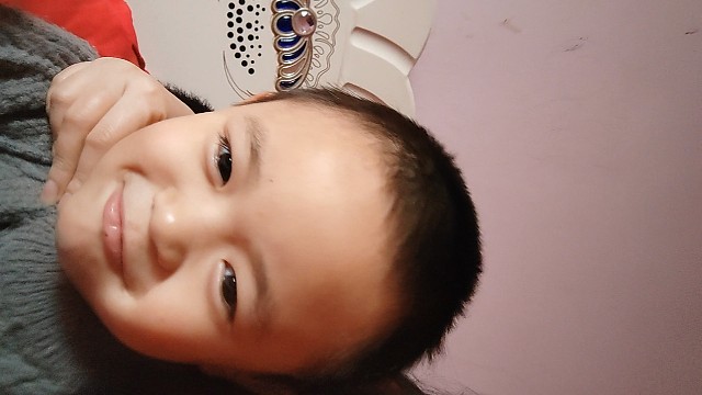 和宝宝在家里没事干。也没法教他看书。把我小时候听会的教他背一背。