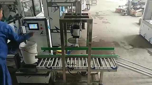 自流式多工位包装机_20L防冻液包装机