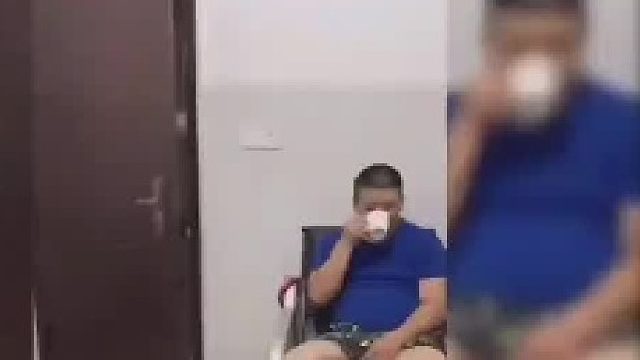 娃回家第一件事就是找妈妈，只有花钱时候找爸爸