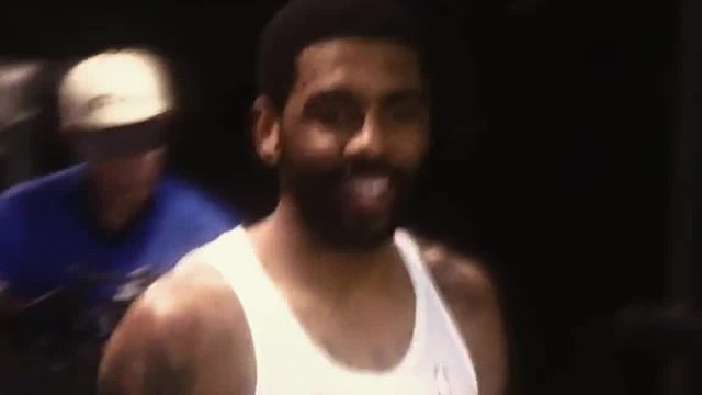 你就像 siri 有问必答 却从不发起谈话