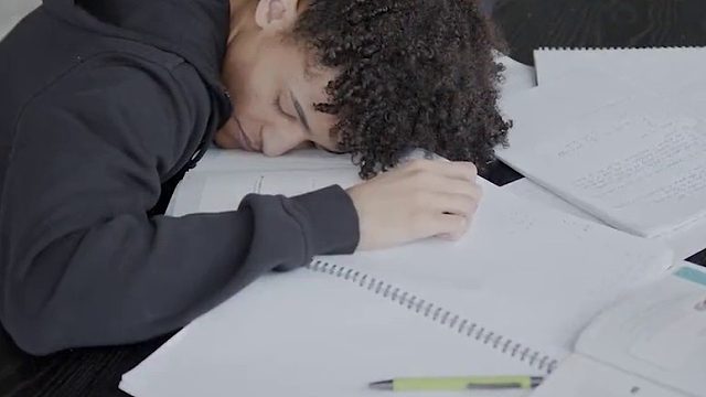 趴着午睡身体会发生哪些变化，为啥外国人不午睡，只有中国人午睡 01