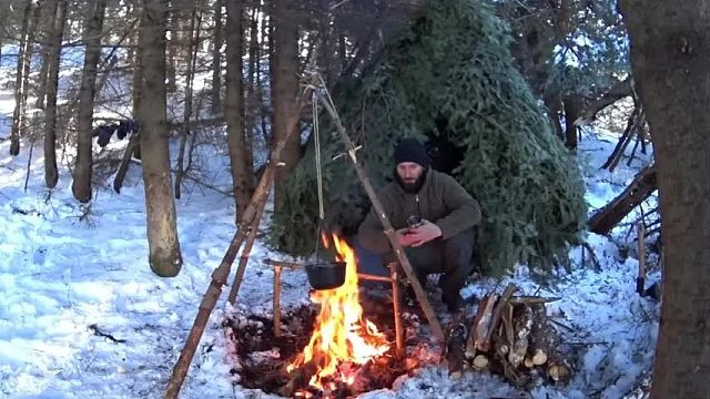 退伍老兵挑战雪山求生，利用树枝快速搭建，一个巨型的鸟笼避难所