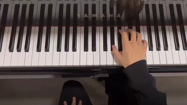 像是百花撞了春风
见万物时，万物是杯弓
见你时，你是惊鸿