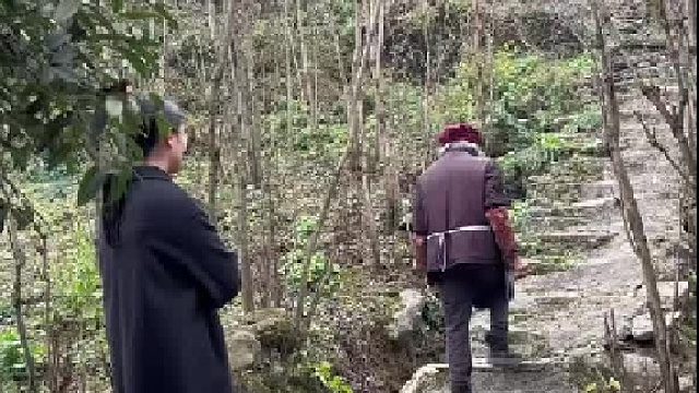 老人无心吃饭，独自去路口等待着