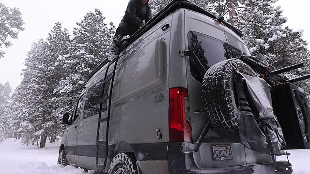 胡子老哥冬季汽车雪天露营是怎样的体验