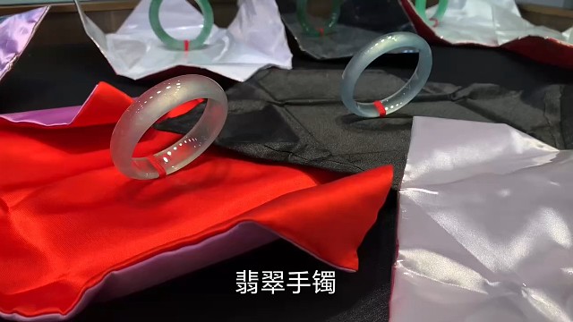幸福的女人戴手镯