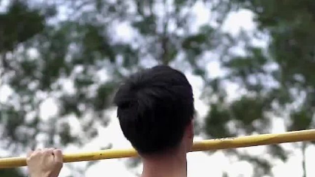 新手引体可以用弹力带辅助训练，提高训练容量，更快突破引体基础力量