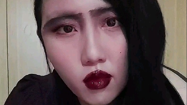 馥蕾诗格酒束果果，胭脂醺玫瑰酱紫色，粉色微醺腮红。