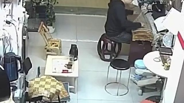 小猫咪背着主人翻箱倒柜，突然发现背后一丝凉意，赶紧跑过来认怂