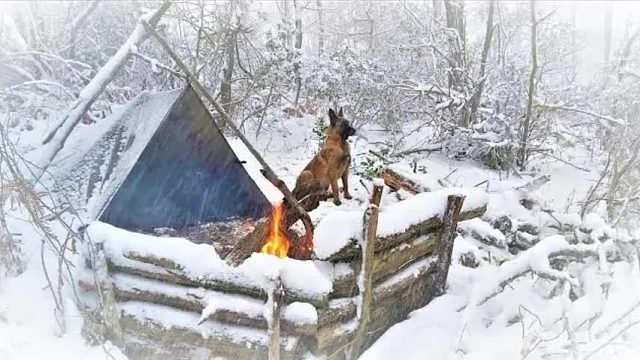 野外求生遭遇暴风雪突袭，男子连取暖装备也没有，差点冻成了冰雕