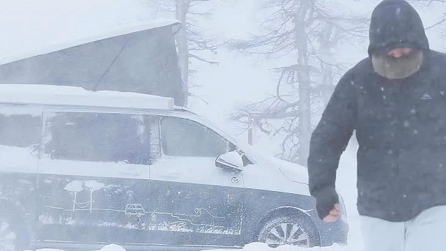 夫妻俩雪天房车露营是怎样的体验