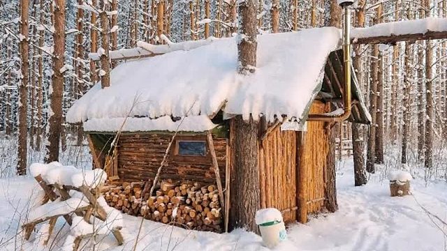 大雪纷飞的寒冬已经来临，小伙的木屋里面，居然像开空调一样温暖