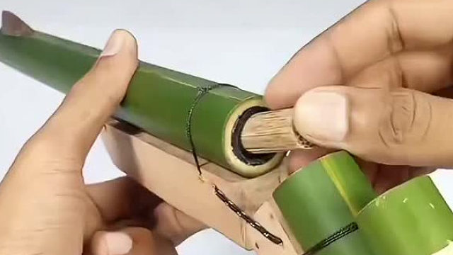 动手能力这么强的人，缝纫机都能踩到冒烟，看他做这么熟练，应该是个老手