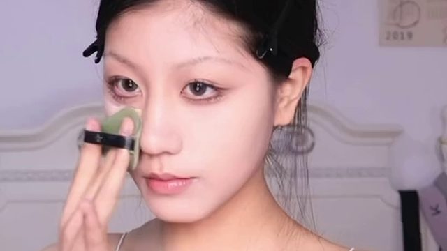 她想要和喜欢的人一起度过人类的大灭绝，想要穿过人间的无常、荒诞与隔阂 #暗皮救星