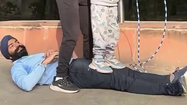 这个印度男人太厉害了，核心力量不是一般的强大