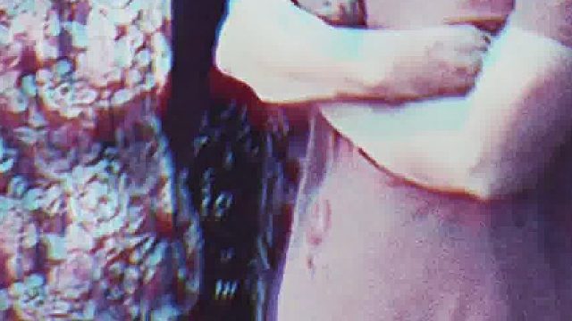 愣在村口干啥，快进村呀