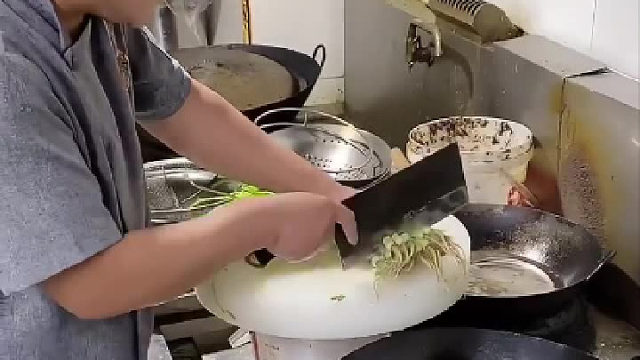 饭店都差不多一个样，人家不发视频你是不知道的，不带泥土的菜都不洗，直接切