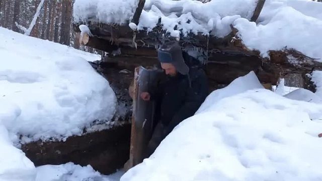 流浪汉在野外亲手打造了地下木屋，外面天寒地冻，里面却热到暴汗