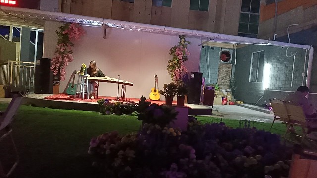 搞点小酒欣赏美妙的音乐