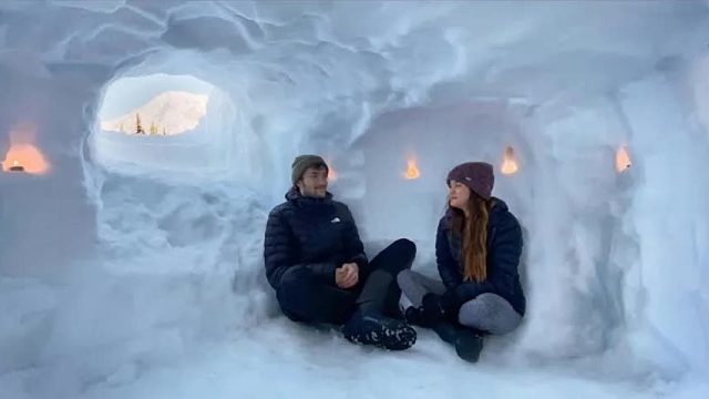 史上最浪漫的野外求生，小伙带女友徒步雪山，挖凿巨大雪坑避难所