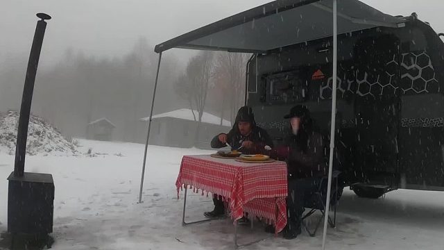 夫妻俩沉浸式雪天露营体验感满满