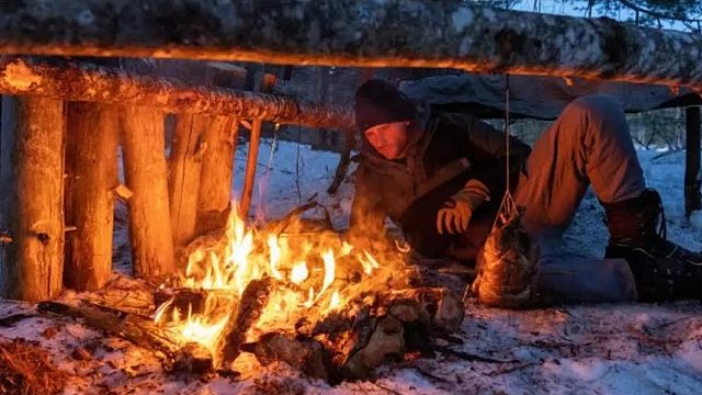 史上最轻松惬意的野外求生，不仅吃上烤鸡，还睡上了荒野版席梦思