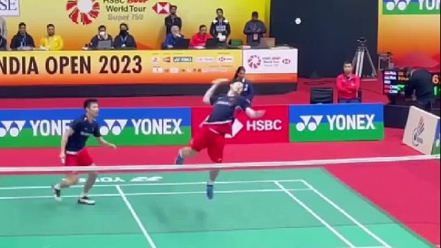 大哥，快杀球！哎，你人呢？