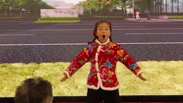 舞台上的精灵，挥洒着热情，将快乐传递给每一个人！尽情地享受舞台吧