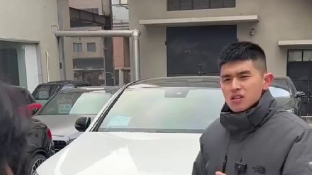 老板VS秘书，哪个好公司买奔驰的二手电车接客户？