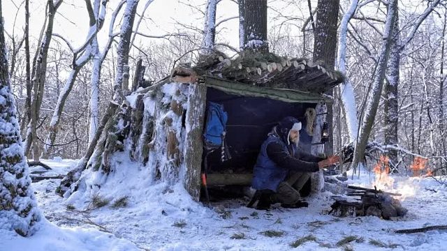 第一次疯狂挑战野外求生，原以为是个小白，逆天操作让人刮目相看
