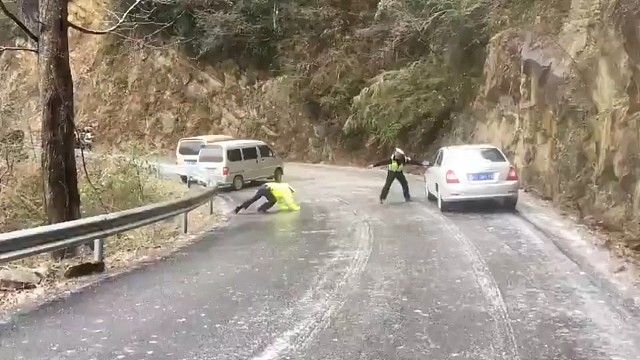 两人牵手太不容易了[捂脸]