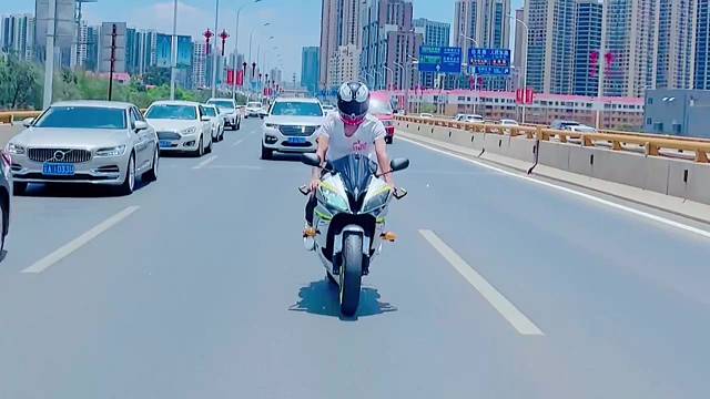 如果没有人 陪你浪漫而行 那就让机车带你乘风而行