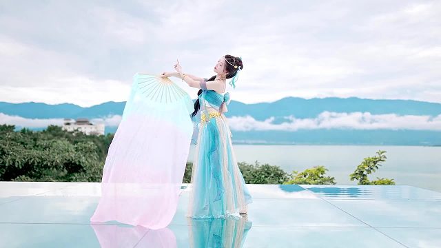 究竟是水天一色，还是云水一色