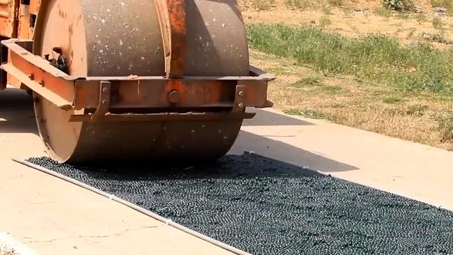 用压路机碾压上万颗玻璃弹珠