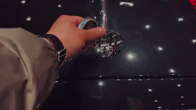 请原谅他不懂浪漫 他每天为钱心烦 请习惯他愁眉苦脸他已不再是少年