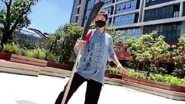 每个人至少拥有一个梦想，有一个理由去坚强。