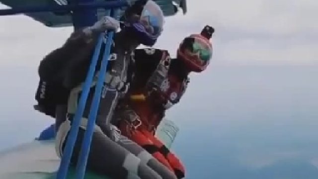 同在一个环境中生活，强者与弱者的分界就在于谁能改变它。