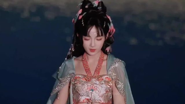 湖边小锦鲤舞姿也太美了吧