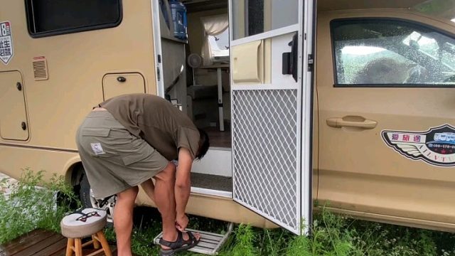 暴雨来临车棚被掀起来了，电闪雷鸣躲在车里面也不安全，秒变落汤鸡