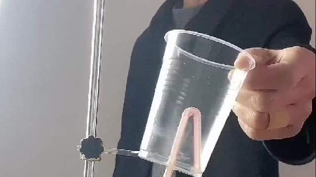 公道杯利用的是虹吸原理，知足者水存，贪心者水尽