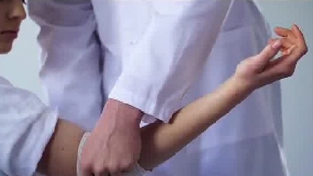 如何从腕带颜色划分不同病情呢？