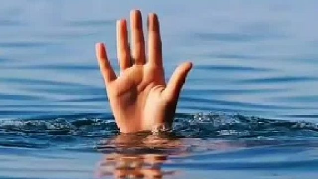 如果自己意外坠入深水，该如何自救呢？