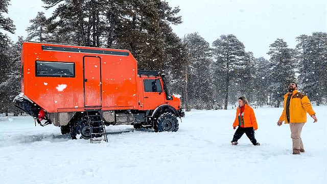 夫妻俩雪天房车露营是怎样的体验