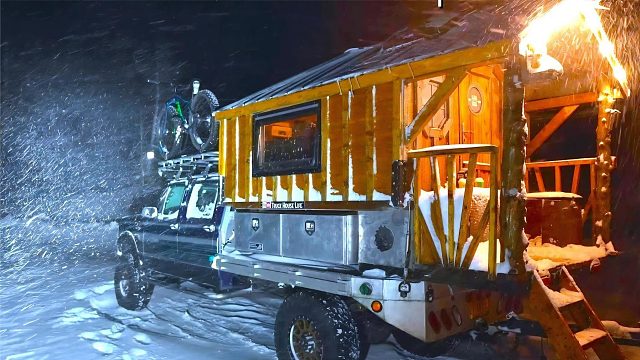 小伙自制卡车冬季露营，抵御时速60英里的暴风雪
