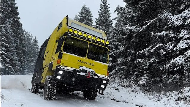 夫妻俩在下雪天开着大房车前往野外露营