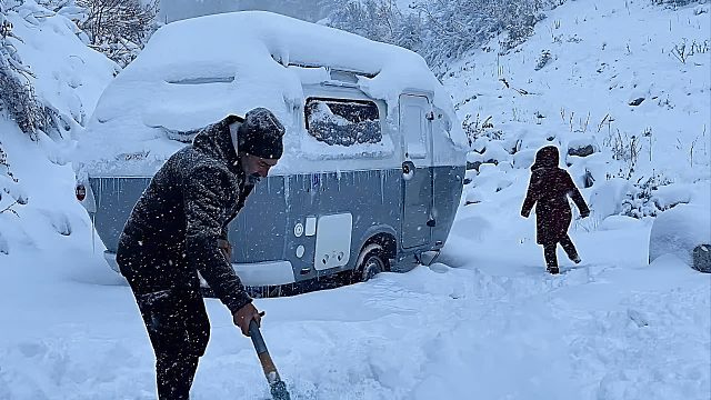 夫妻俩露营先是遇下雨道路堵塞后下大雪，回程又被堵是怎样的体验