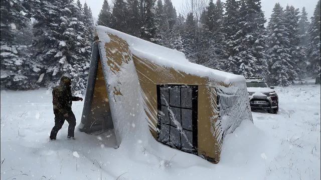 夫妻俩在下雪天前往野外搭建帐篷过夜是怎样的体验