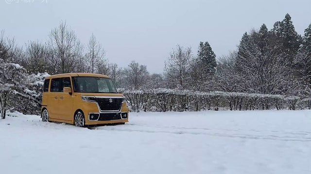老哥独自一人的雪天露营